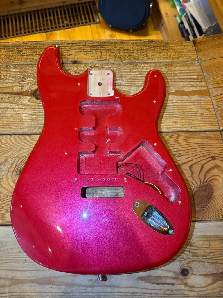 Stratocaster body rood metallic | project gitaar, Muziek en Instrumenten, Instrumenten | Onderdelen, .., .., Ophalen of Verzenden