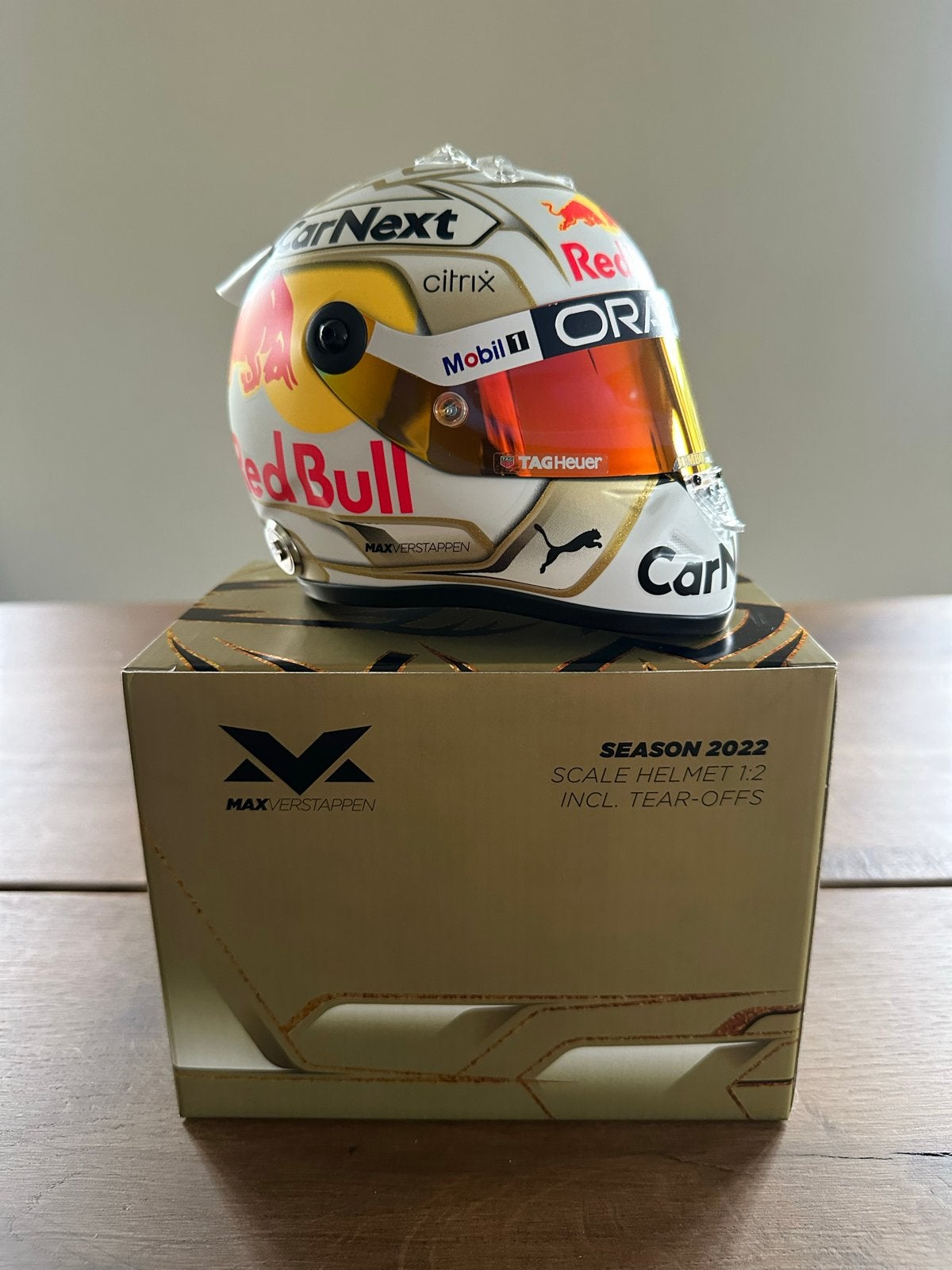 Max Verstappen helm schaal 1:2 seizoenshelm 2022, Ophalen of Verzenden, Nieuw, Formule 1