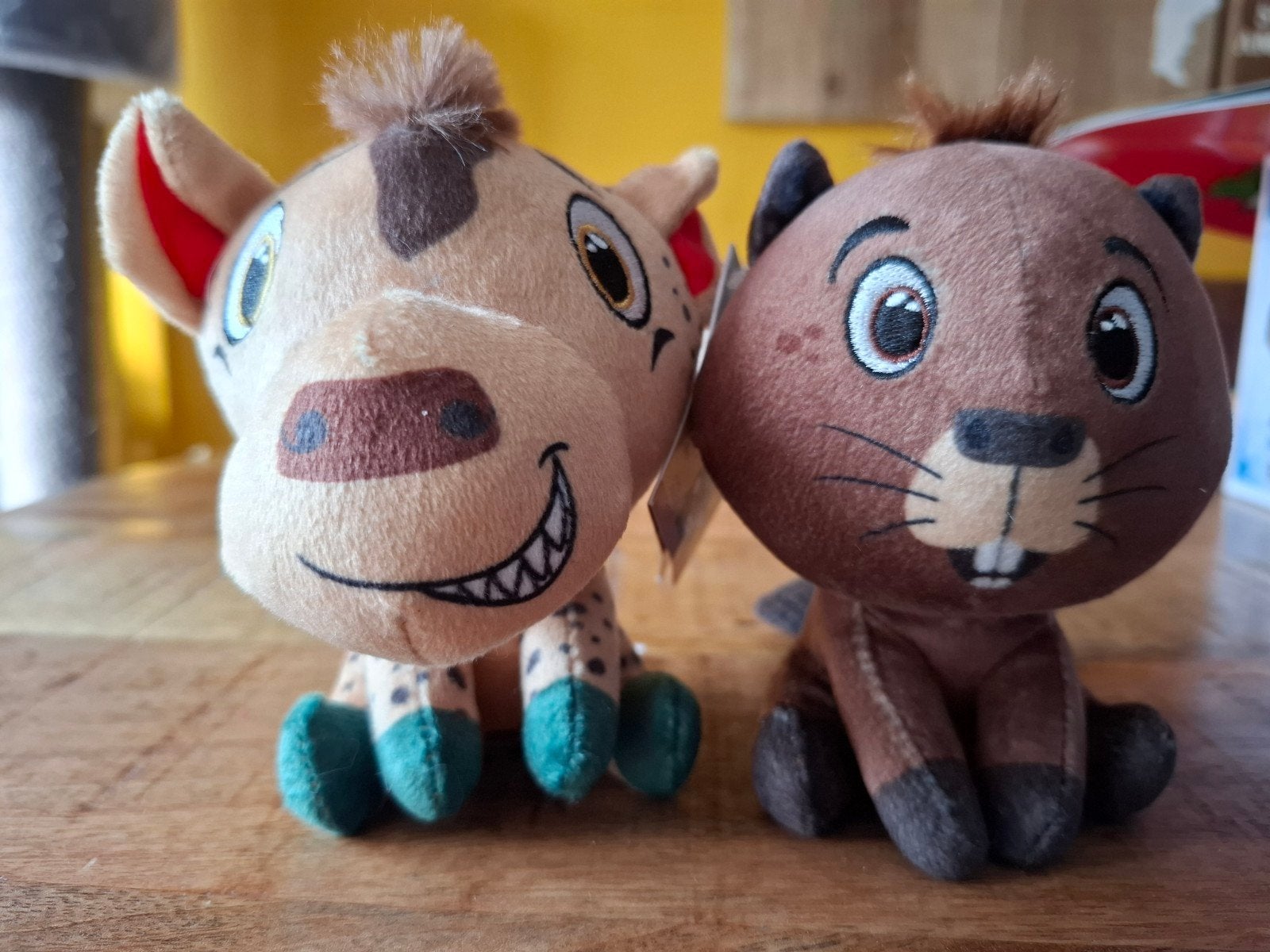 Leuke knuffels: hyena en bever, Kinderen en Baby's, Speelgoed | Knuffels en Pluche, Overige typen, Ophalen of Verzenden, Zo goed als nieuw