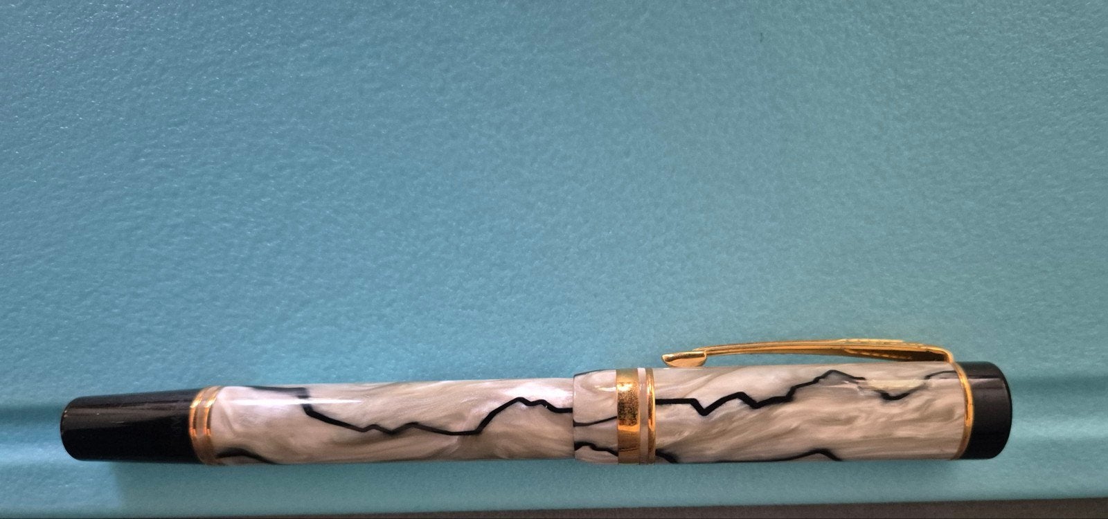 Parker Duofold vulpen int. Pearl & Black, Verzamelen, Pennenverzamelingen, Ophalen of Verzenden, Gebruikt, Vulpen, Parker