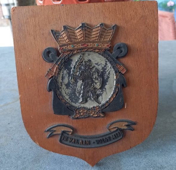 marineplaquette Hr.Ms. Karel Doorman – "Ik val aan, volgtmij, Verzenden, Marine, Nederland, Embleem of Badge