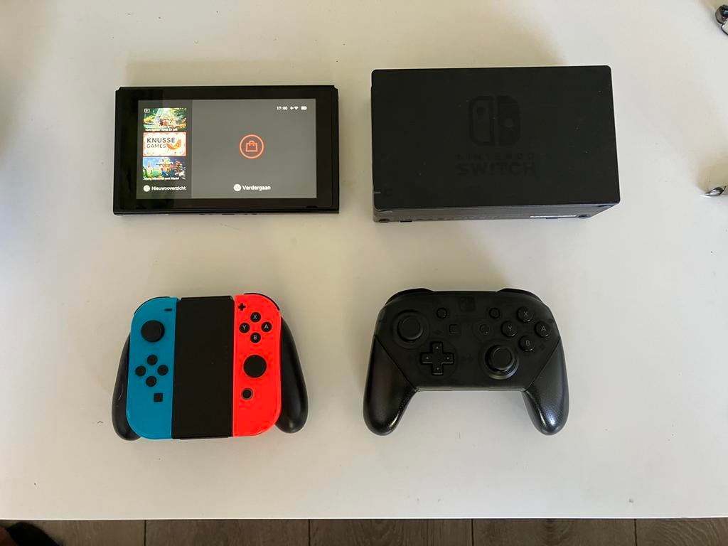 Nintendo Switch V2 (2019 upgrade ) + Pro Controller, Spelcomputers en Games, Spelcomputers | Nintendo Switch, Gebruikt, Met 1 controller