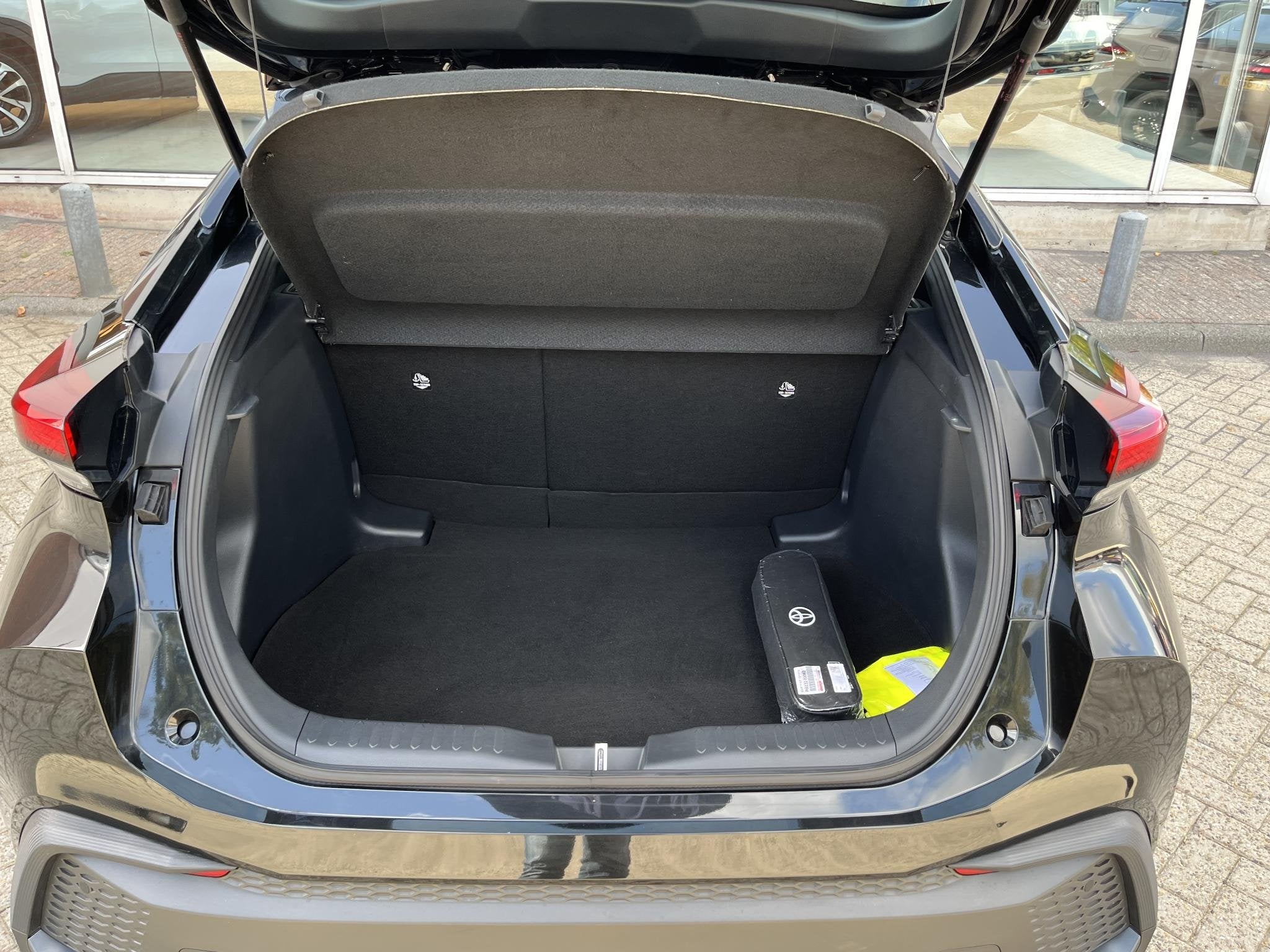 Toyota C-HR 1.8 Hybrid 140 Active, Auto's, Stof, Euro 6, 4 cilinders, Zwart