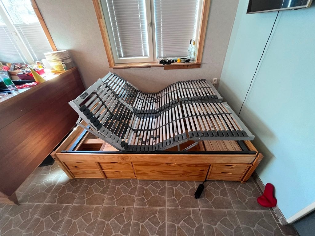 Gratis! bed 140x200 inc goed matras en lattenbodems, Ophalen, Gebruikt, Bruin, Tweepersoons