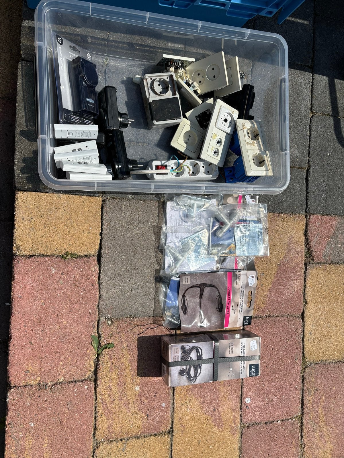 Diverse gebruikte stopcontacten en stekkerdozen, Doe-het-zelf en Verbouw, Elektra en Kabels, Ophalen of Verzenden, Gebruikt, Stopcontact