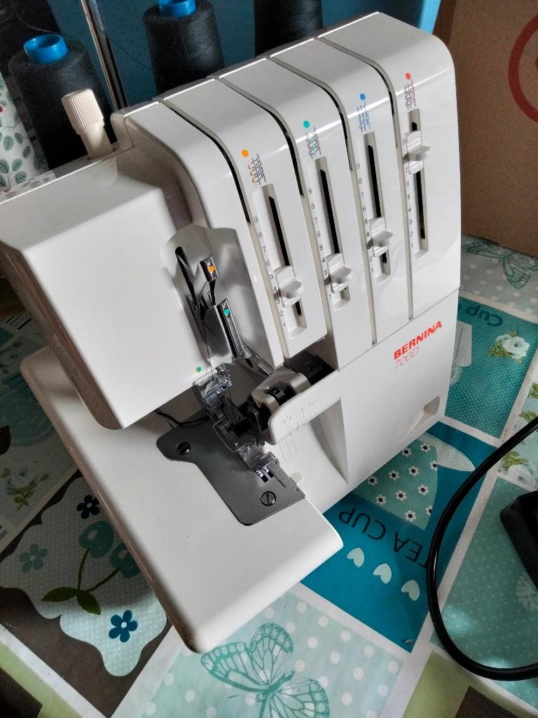 Bernina 700D overlockmachine incl. 70 klossen garen en boek, Hobby en Vrije tijd, Naaimachines en Toebehoren, Ophalen, Zo goed als nieuw