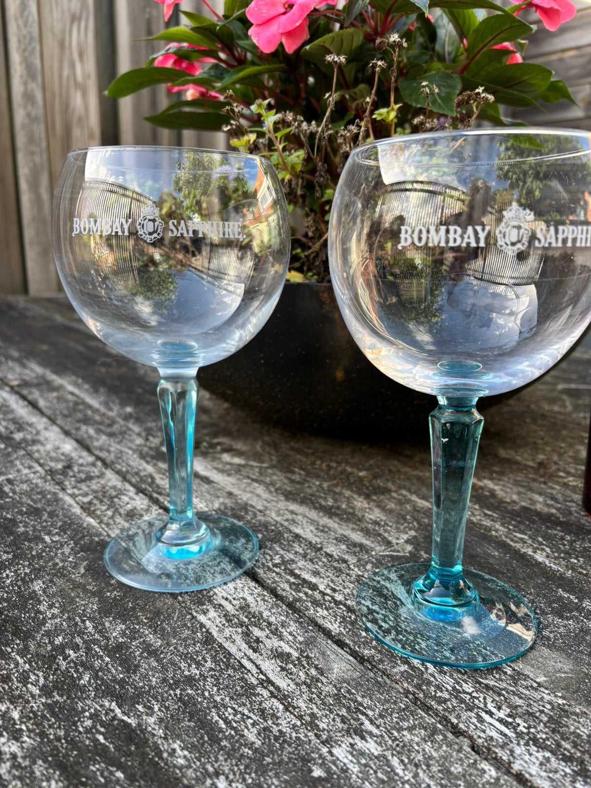 Bombay Sapphire ginballonglas met blauwe voet, Verzenden