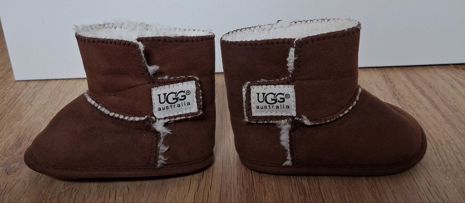 Ugg babyslofjes donkerbruin 13 cm, Slofjes, UGG, Jongetje of Meisje, Ophalen of Verzenden