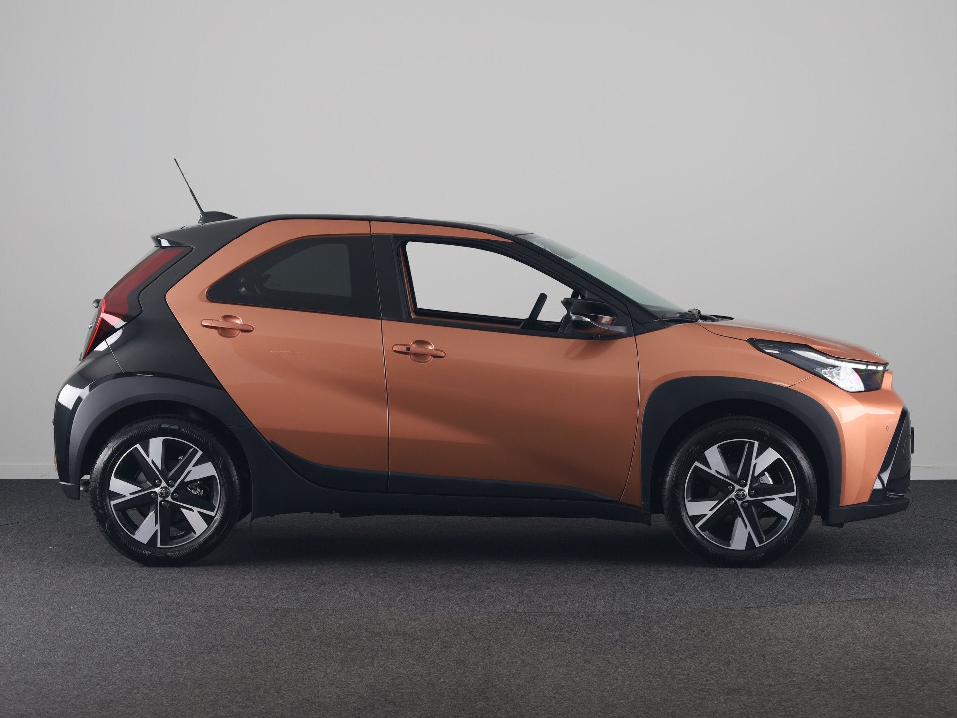 Toyota Aygo X Hybrid 115 pulse *NIEUW* | Direct leverbaar! |, Stof, Zwart, Overige kleuren, 4 stoelen