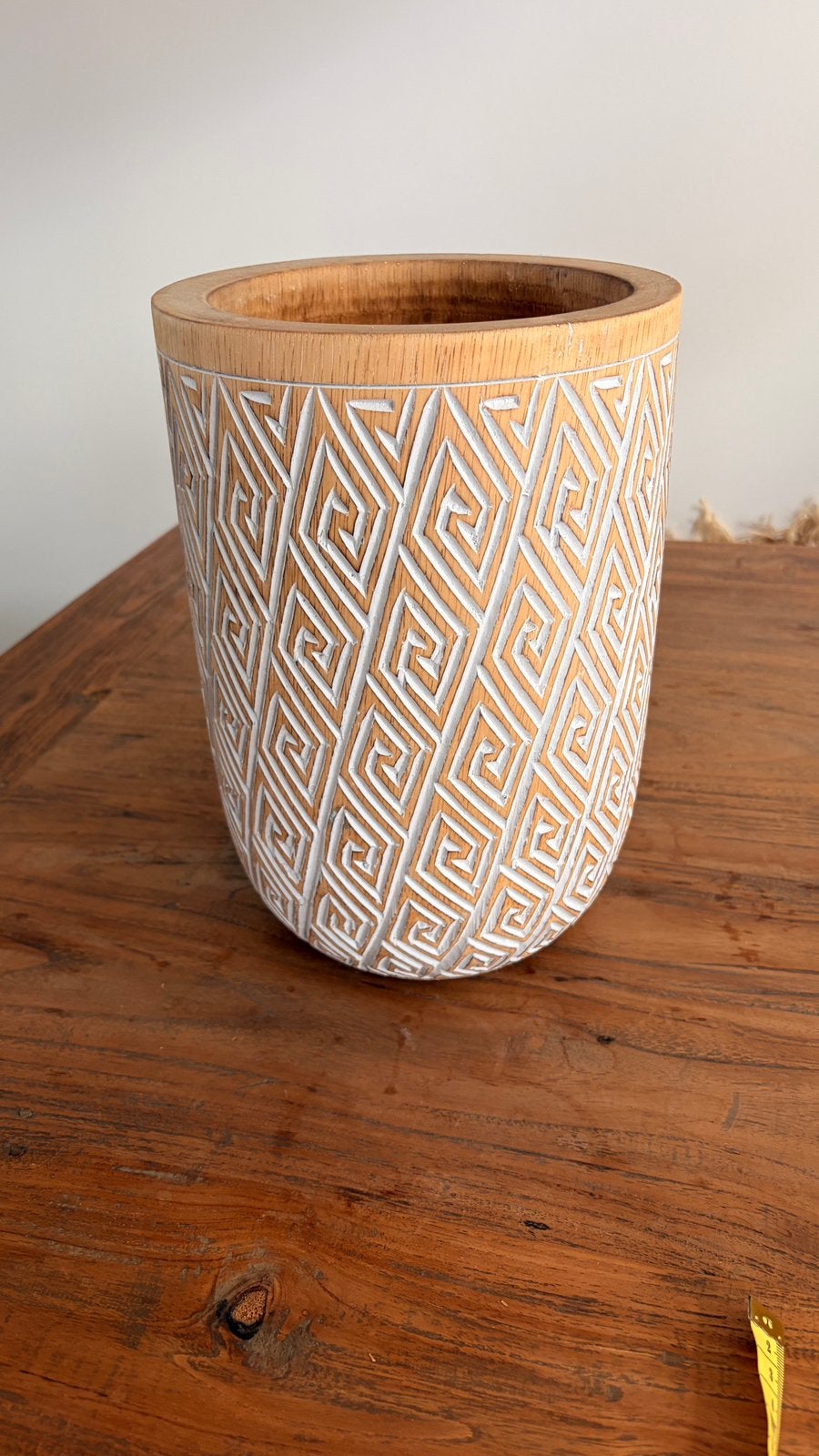 Bohemian houten vaas met reliëf – Ibiza etnisch decoratie, Ophalen, Zo goed als nieuw, Hout