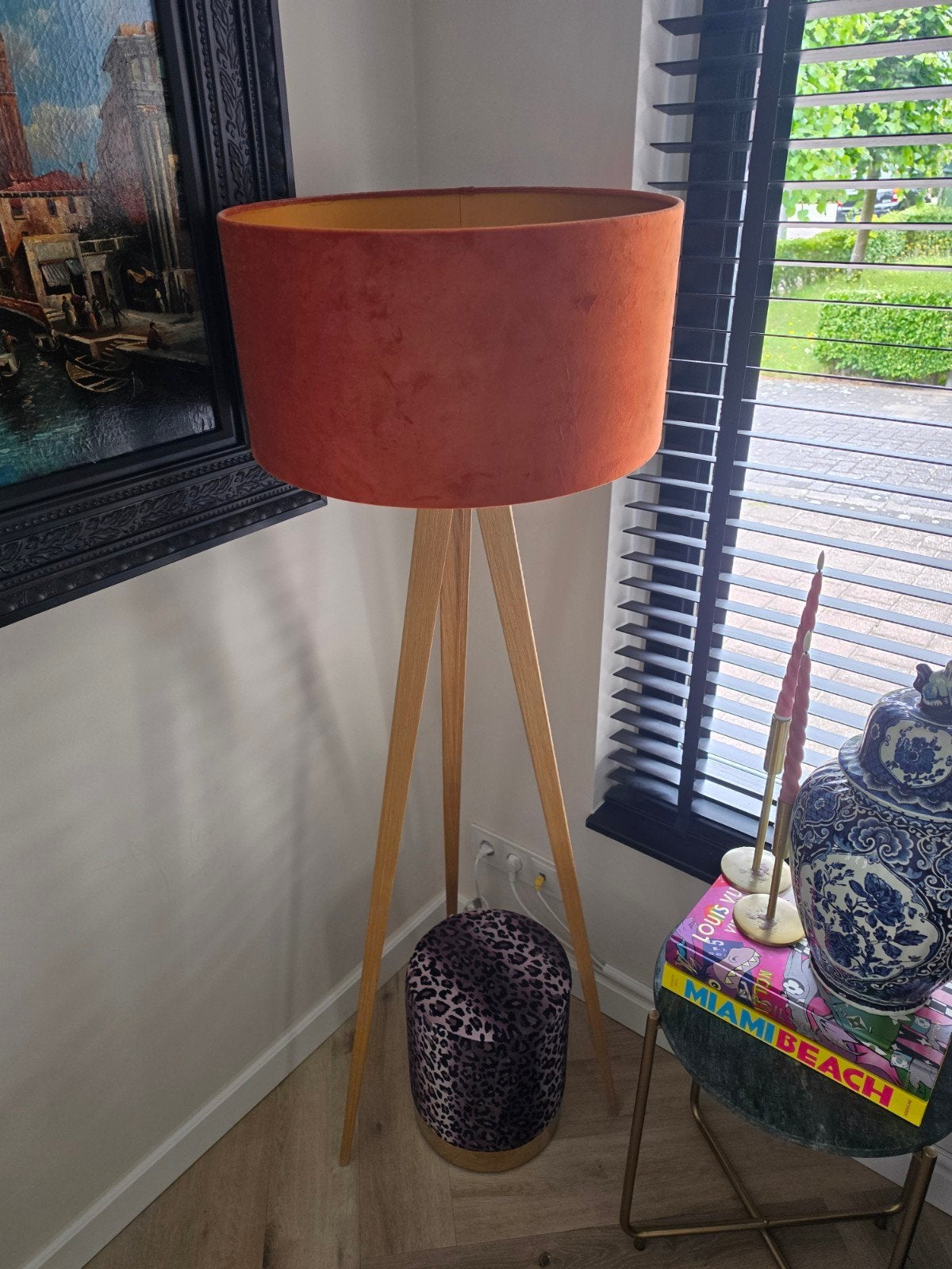 Staande lamp met oranje velours kap en houten driepoot, Ophalen, Modern, Scandinavisch, 100 tot 150 cm, Zo goed als nieuw