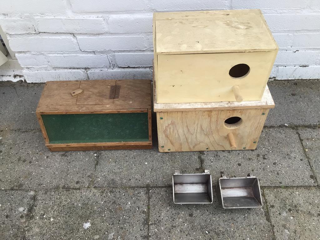Nestkasjes, voerbakjes en vervoerkistje samen €5,-, Ophalen, Gebruikt, Kooi-accessoires