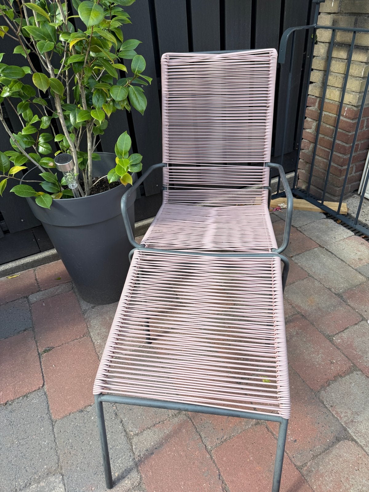 Comfortabele roze lounge stoel met voetenbank, Ophalen, Gebruikt, Metaal