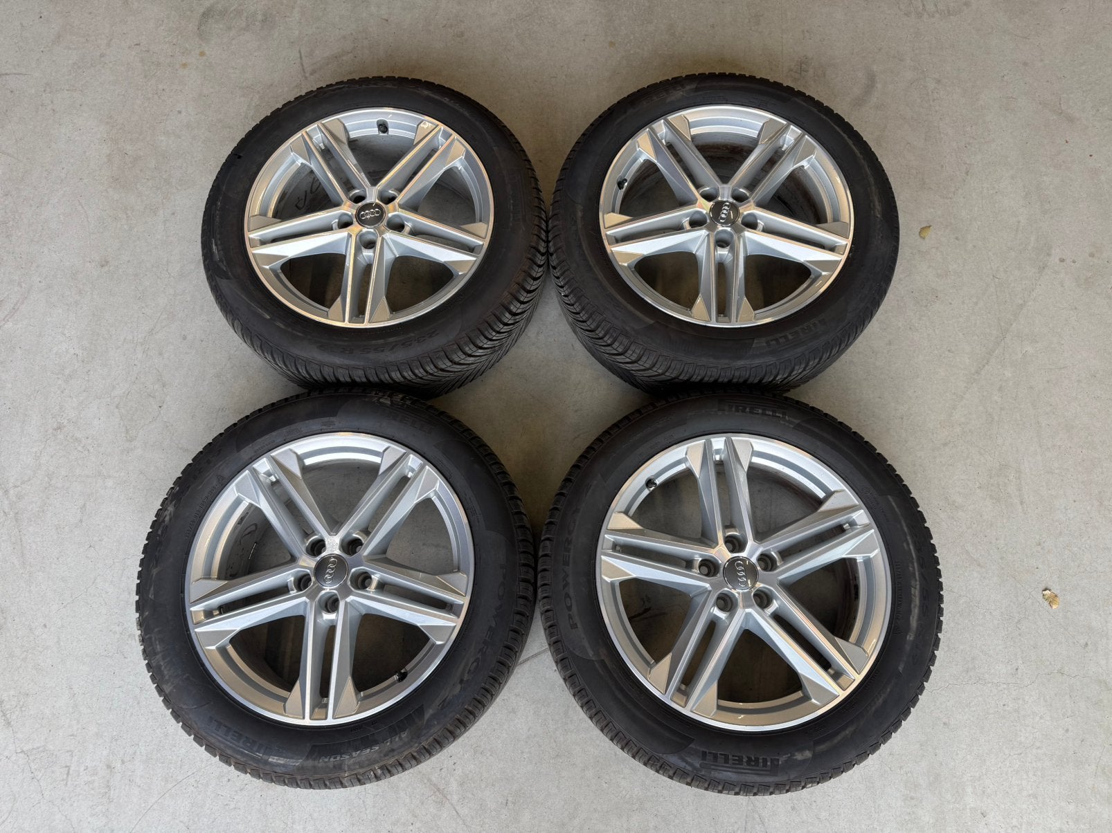 Setje Originele Audi Velgen + Pirelli Allseason 235/55R19, Auto-onderdelen, Banden en Velgen, Gebruikt, Banden en Velgen, 235 mm