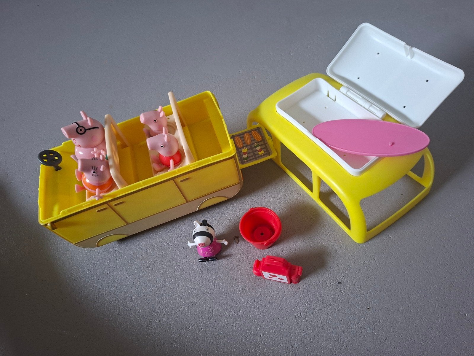 Peppa Pig Camper met figuren en accessoires, Ophalen of Verzenden, Gebruikt