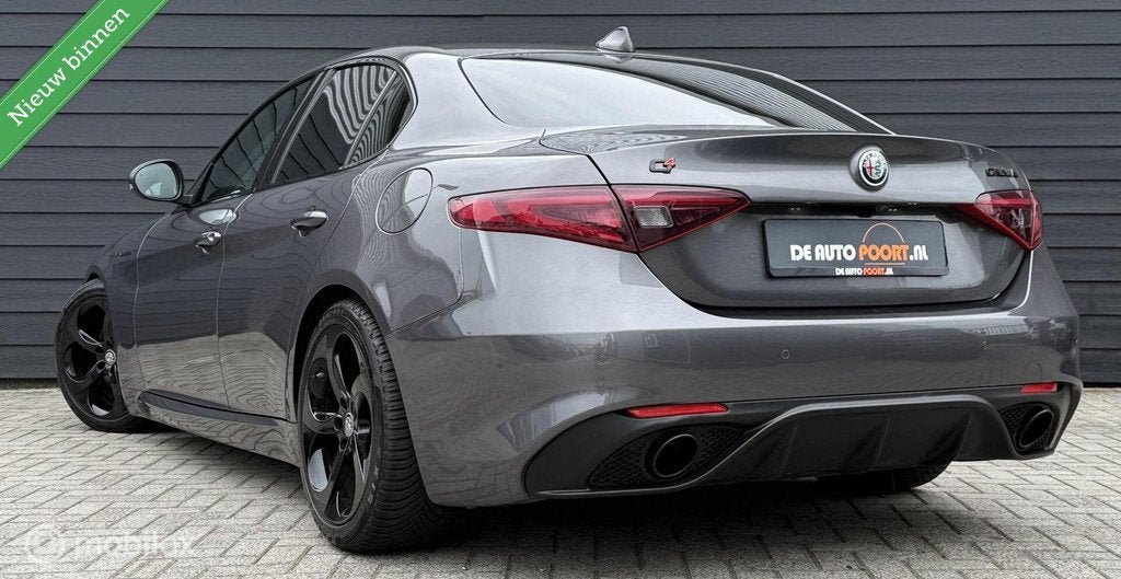 Alfa Romeo Giulia 2.0 T AWD Veloce Black/Leder/LED/Camera/Cr, Auto's, 4 cilinders, Met garantie (alle), 1505 kg, Leder