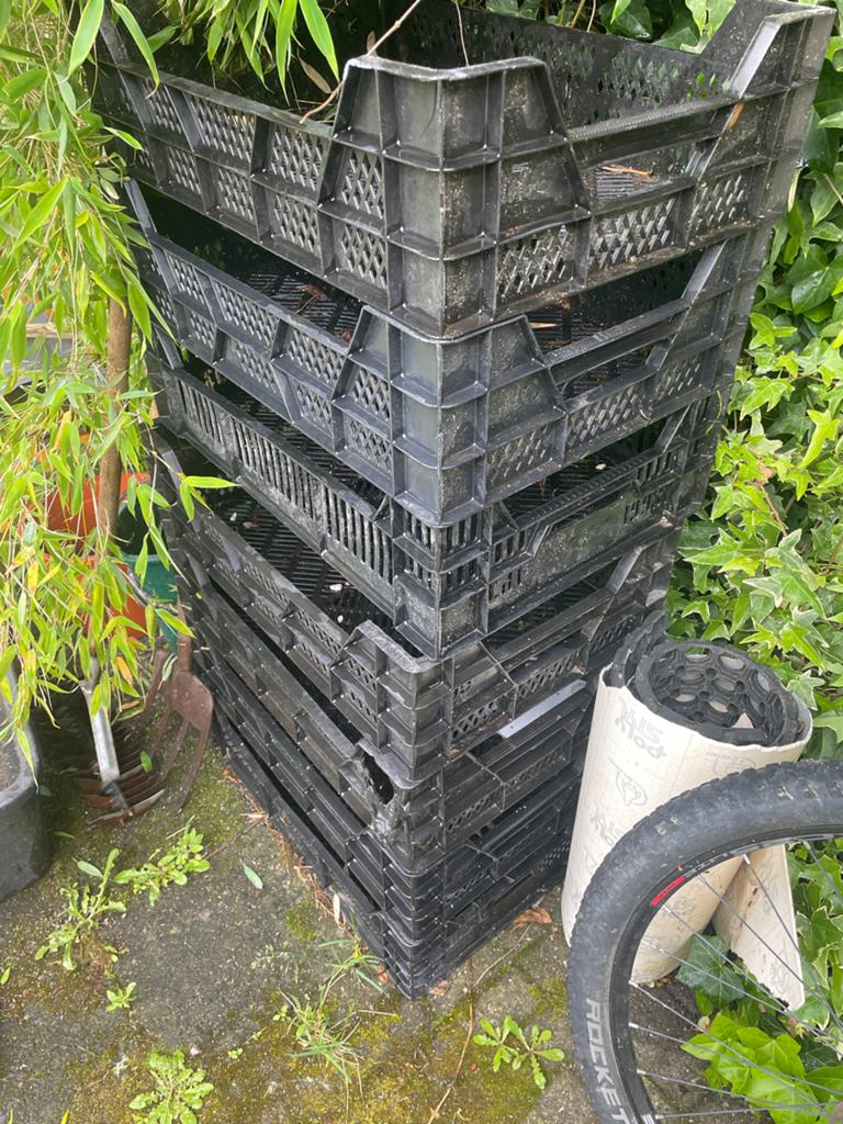 Zwarte kunststof kratten, stapelbaar, Ophalen, Gebruikt, 40 tot 60 cm, 50 tot 75 cm