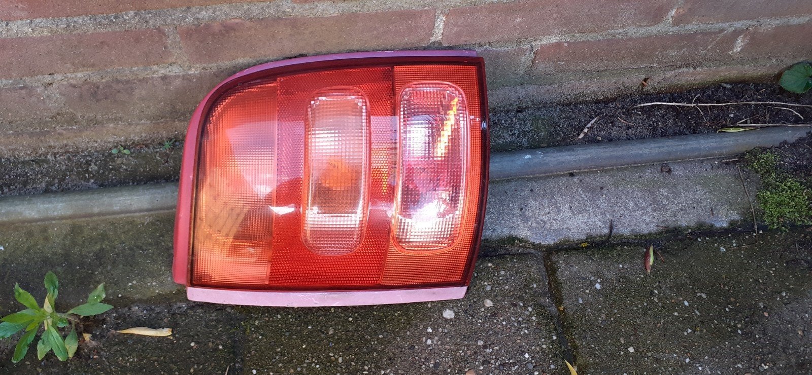 Achterlicht links van een Nissan, Ophalen, Gebruikt, Ford