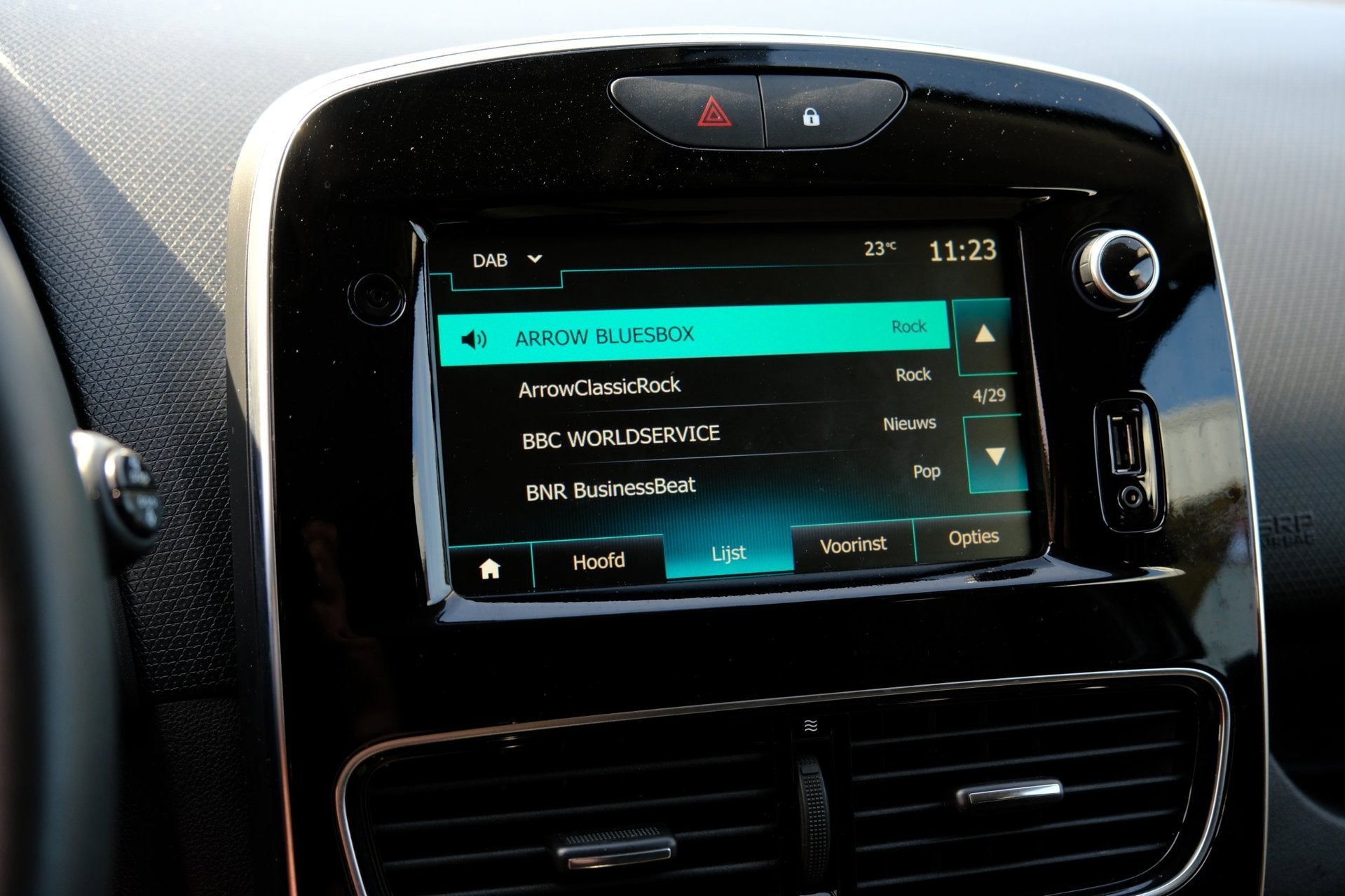 Foto 16 van Renault Clio Estate 0.9 TCe Limited Navi|Airco|LMV|DAB