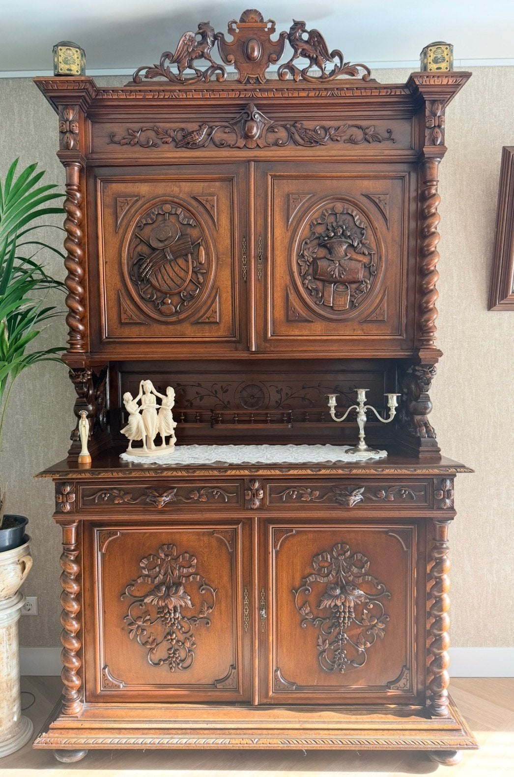 Antieke Mechelse kast, Ophalen