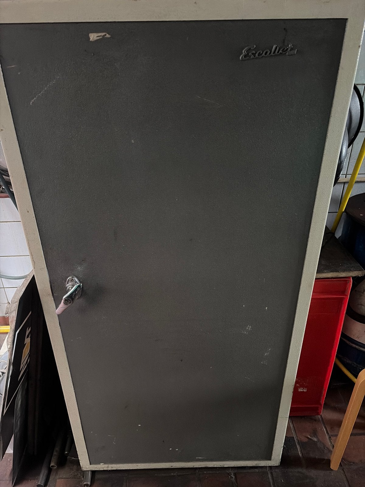 Stevige metalen kast voor opslag spuitbussen/gereedschap, Ophalen, Gebruikt