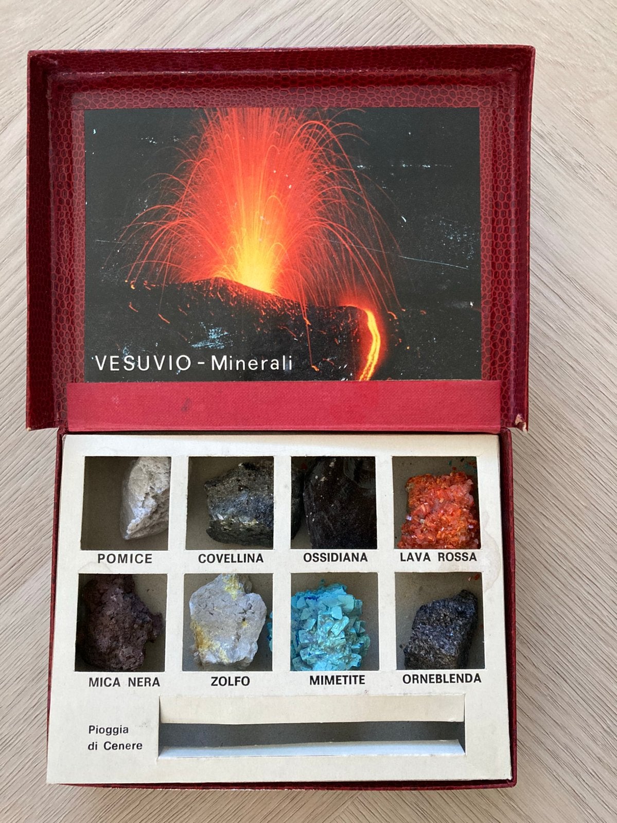 Doosje met stenen van de Vesuvius (vulkaan Italië), Ophalen of Verzenden, Zo goed als nieuw