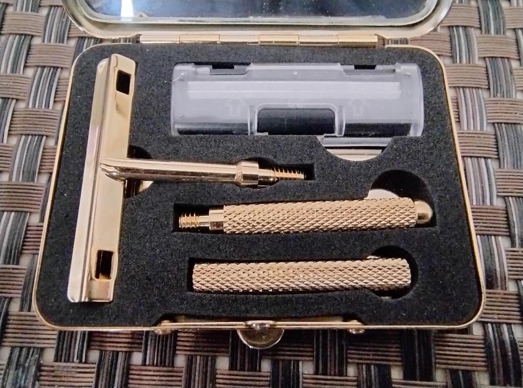 Verguld scheermesje in etui (nieuw), Ophalen of Verzenden, Nieuw, Gehele gezicht, Verzorging