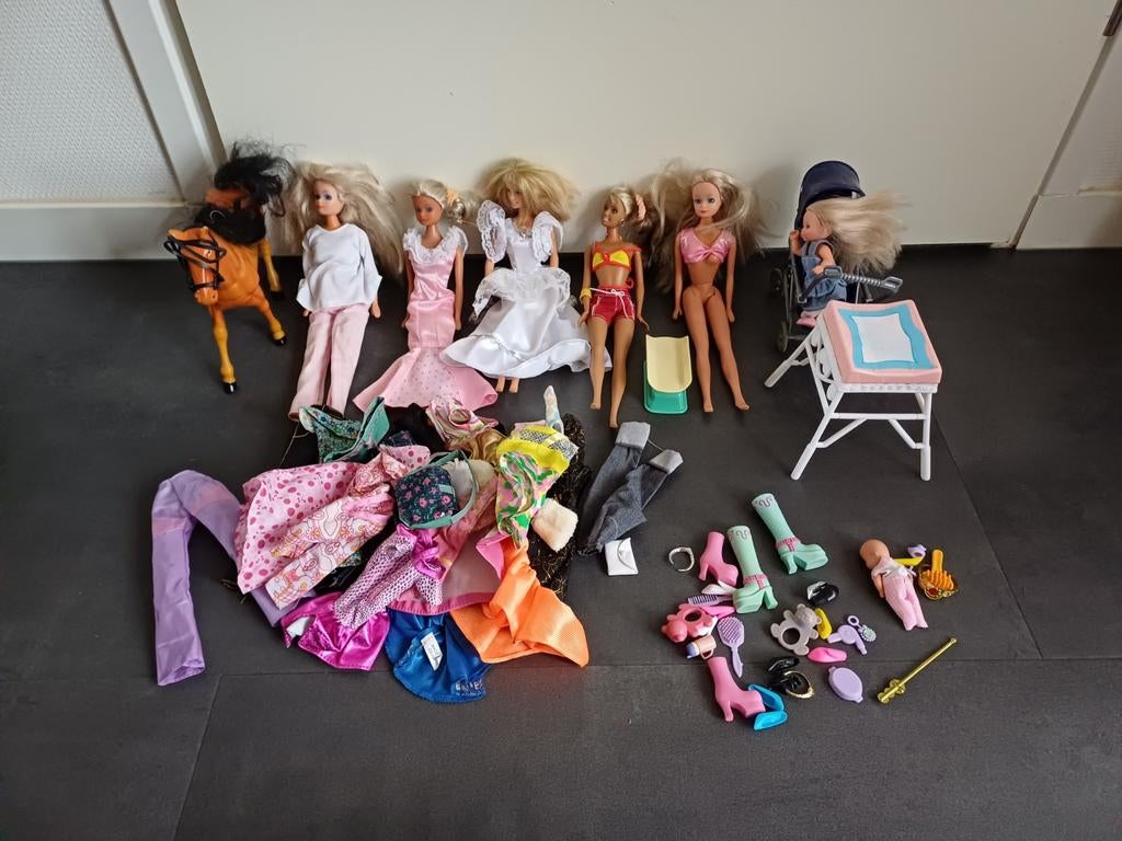 Barbie poppen met accessoires, inclusief zwangere Barbie, Kinderen en Baby's, Speelgoed | Poppen, Ophalen of Verzenden, Gebruikt