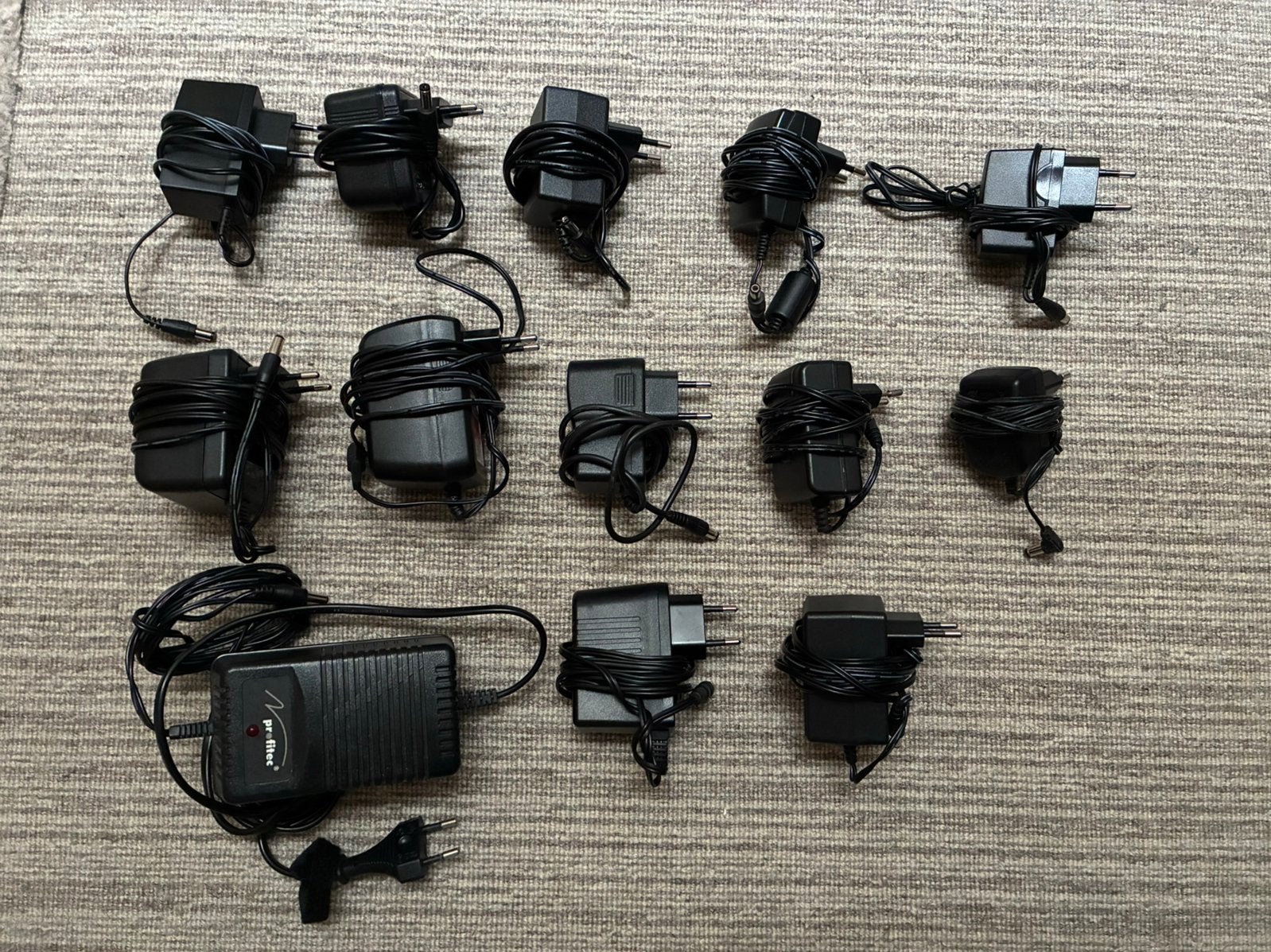 Partij diverse voedingen / adapters 9V / 12V, Telecommunicatie, Mobiele telefoons | Telefoon-opladers, Zo goed als nieuw, Ophalen of Verzenden