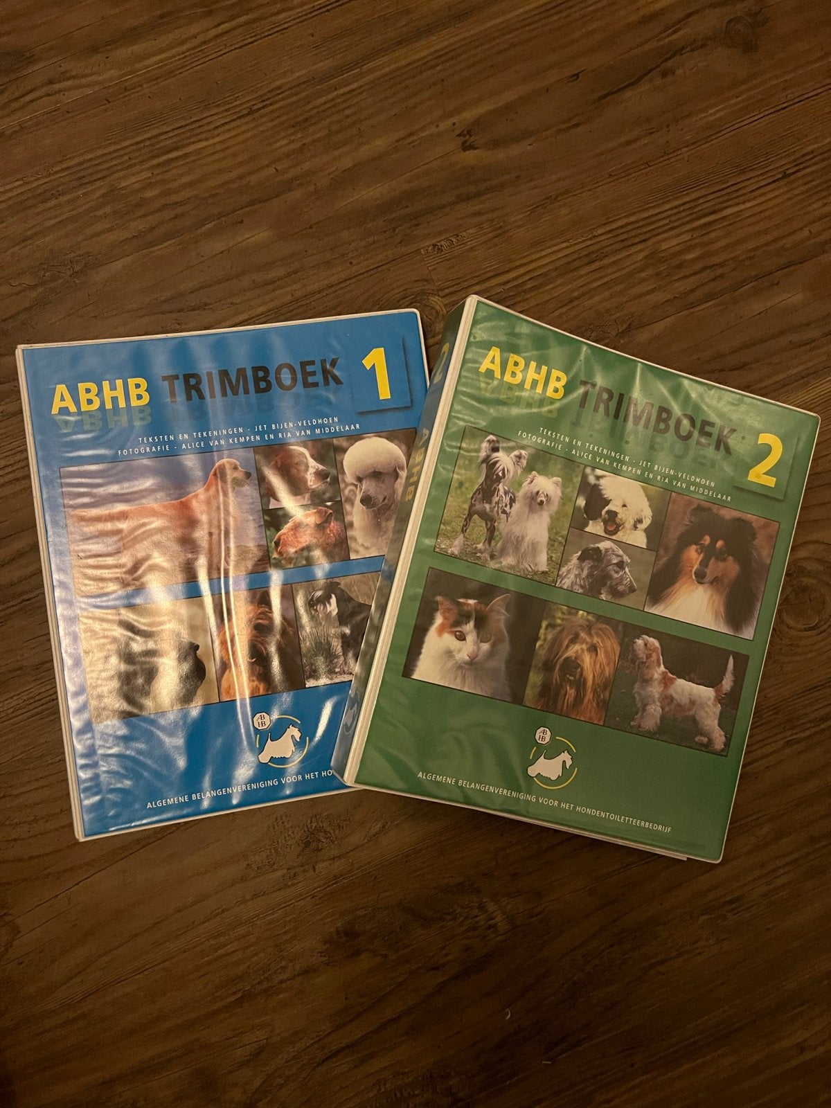 ABHB Trimboeken 1 & 2 voor hondenverzorging, Ophalen of Verzenden, Zo goed als nieuw, Honden