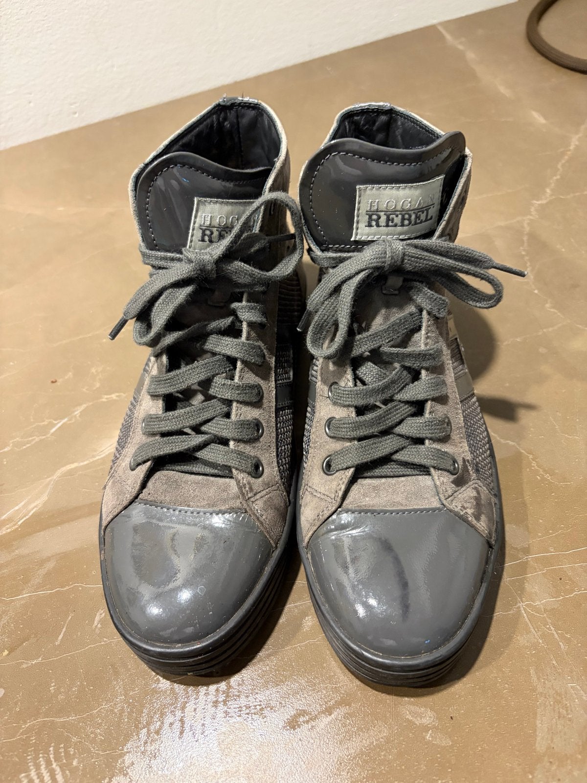 Grijze Hogan Rebel halfhoge sneakers met lakleer en suède, Kleding | Dames, Ophalen of Verzenden, Sneakers of Gympen, Grijs, Gedragen