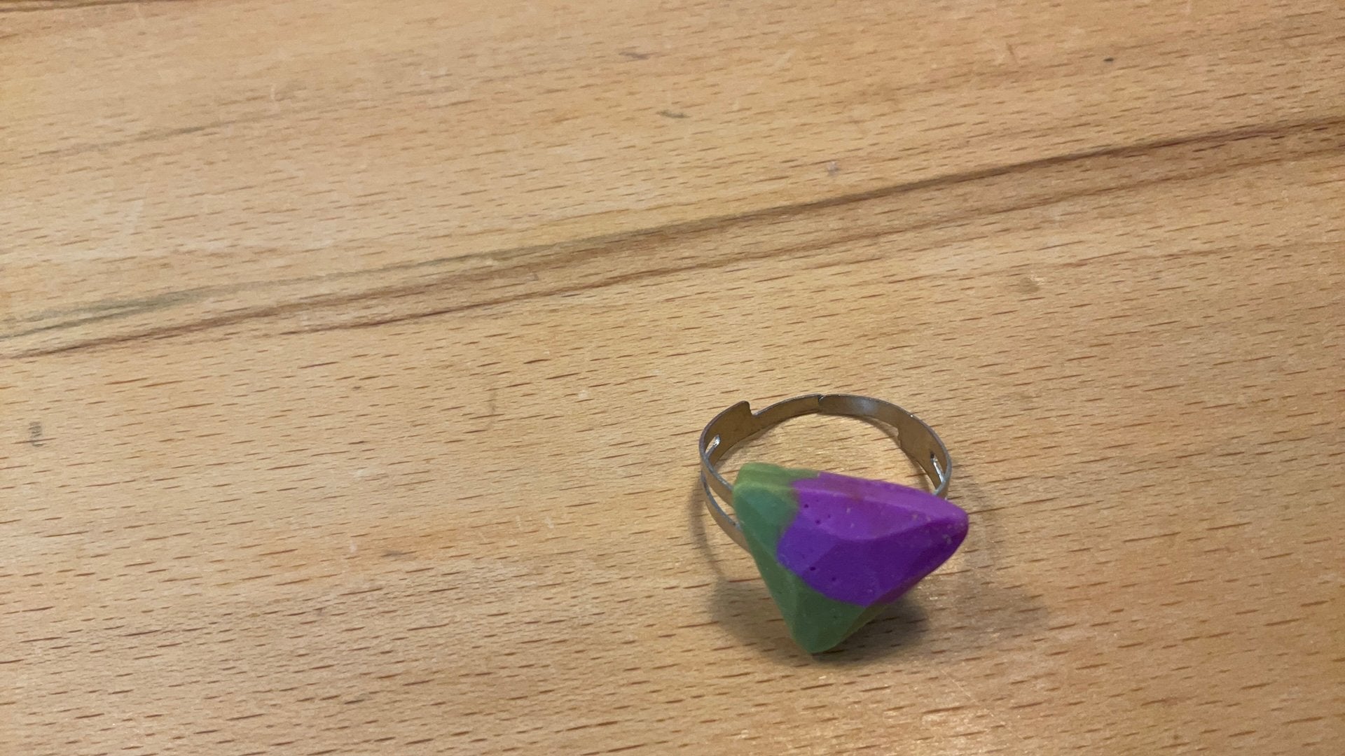 leuke driehoekigge ring, Sieraden, Tassen en Uiterlijk, Ringen, Ophalen of Verzenden, Zo goed als nieuw, Dame of Heer, Groen
