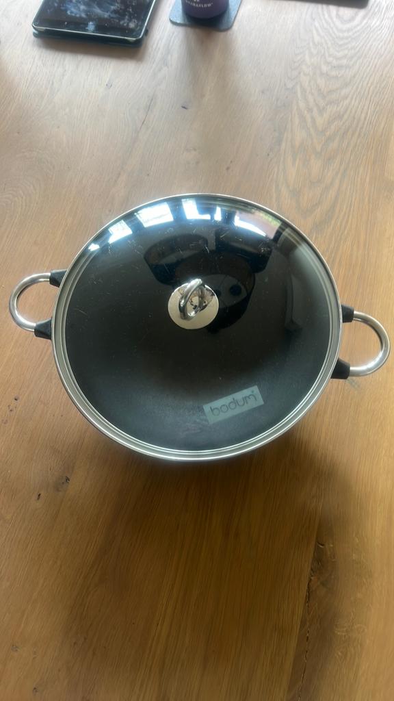 Gietijzeren pan met deksel - Bodum, Ophalen of Verzenden, Gebruikt, Gietijzer, Kookpan of Snelkookpan