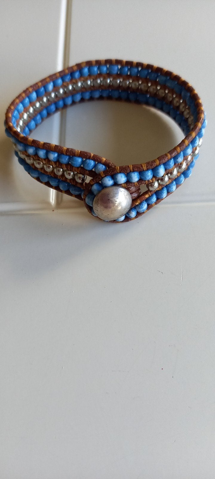 Leren armband met blauwe en zilveren kralen, Gebruikt, Blauw, Leer, Ophalen of Verzenden