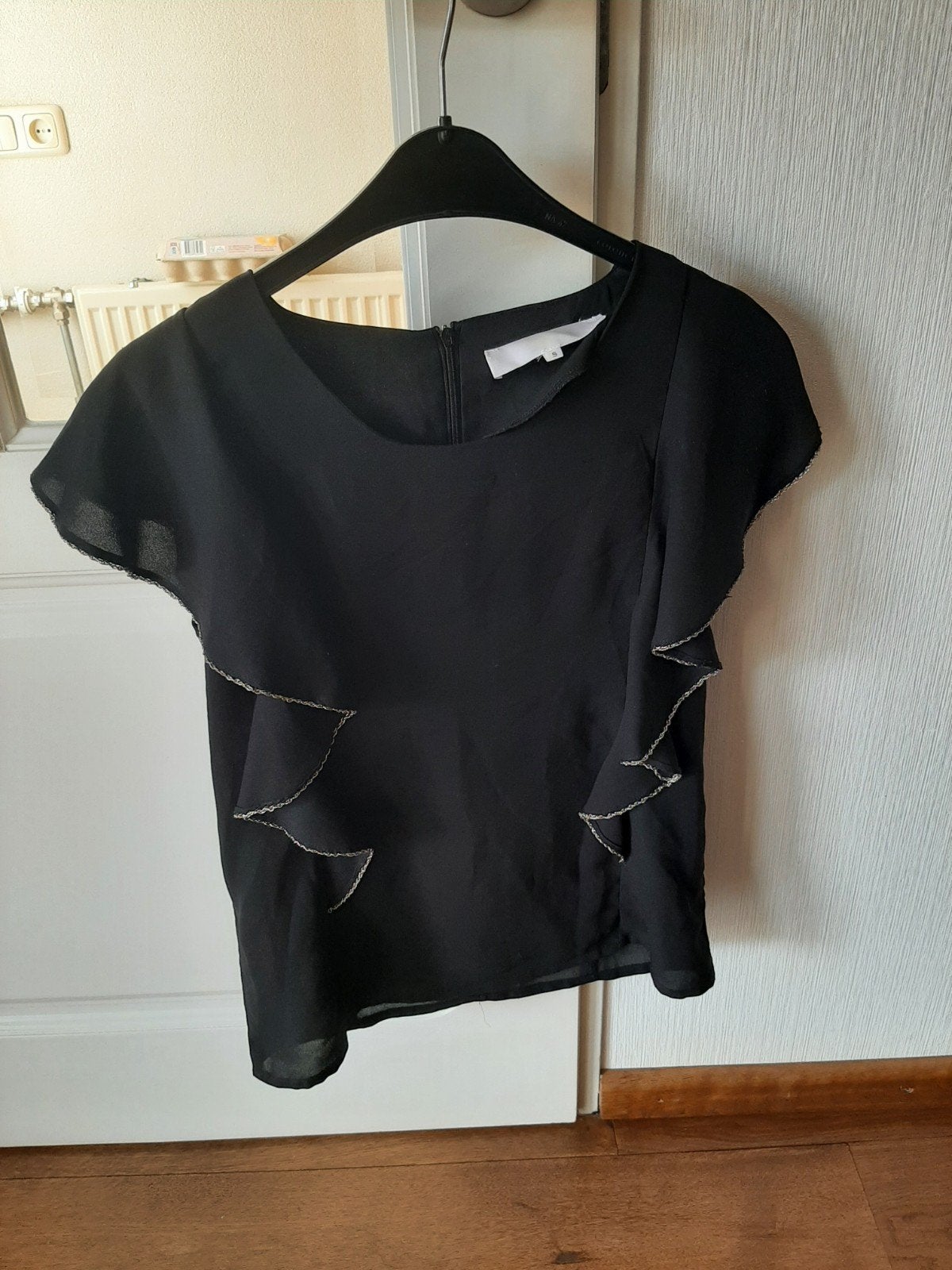 Zwarte blouse met ruches en gouden accenten, maat S, Goldie Estelle, Zwart, Ophalen of Verzenden, Zo goed als nieuw