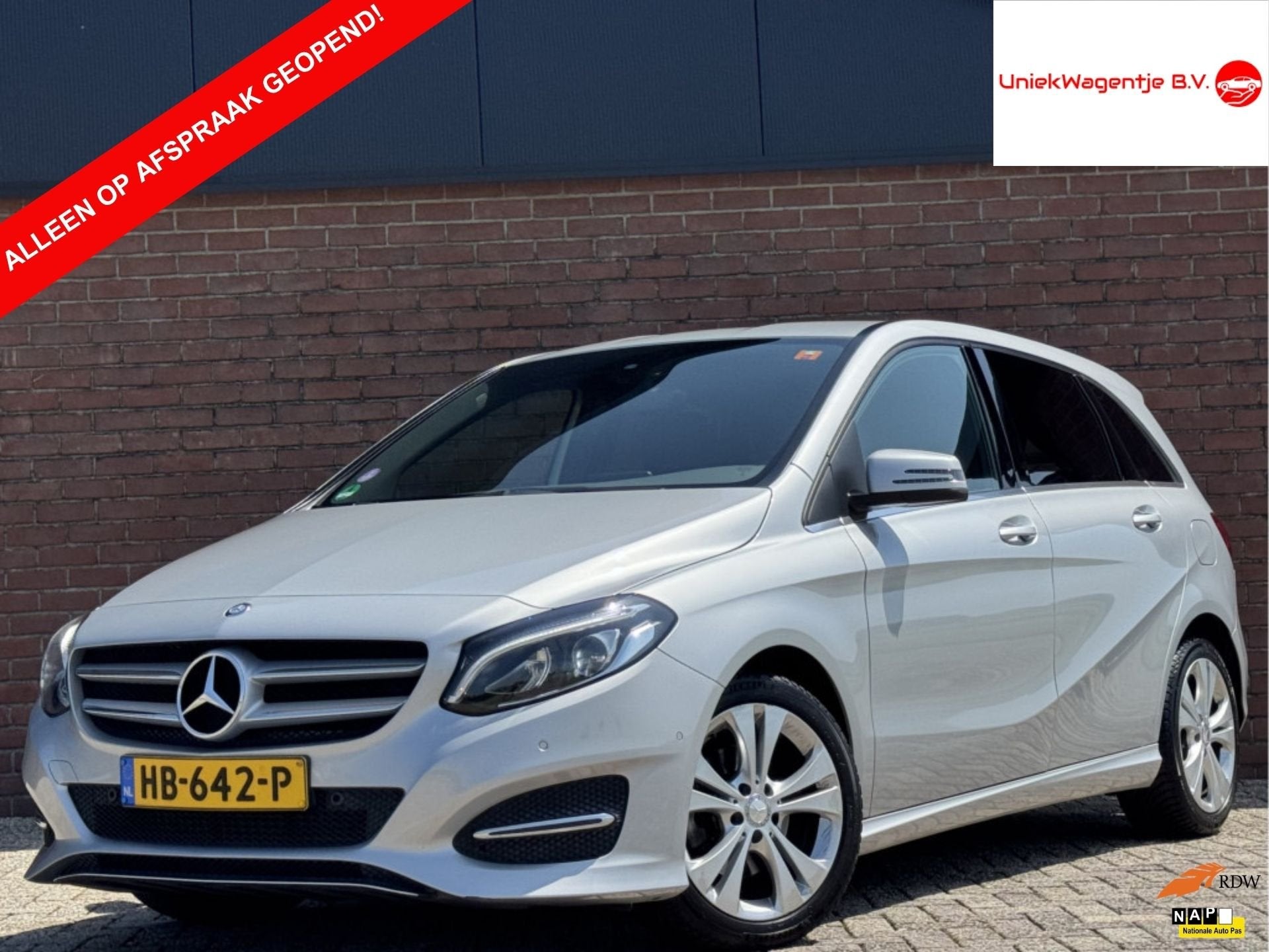 Mercedes-Benz B-Klasse 180 PRESTIGE | NL-AUTO! | LEDER!, Auto's, Voorwielaandrijving, Gebruikt, 4 cilinders, 122 pk