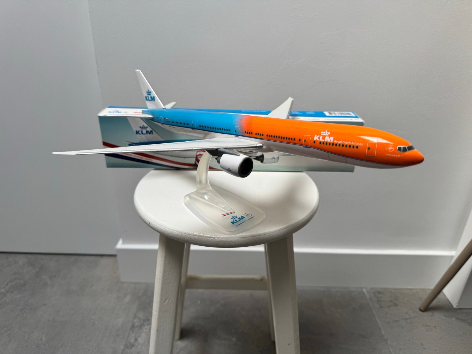 KLM B777-300 schaal 1:200 modelvliegtuig met standaard en do, Ophalen of Verzenden, Zo goed als nieuw