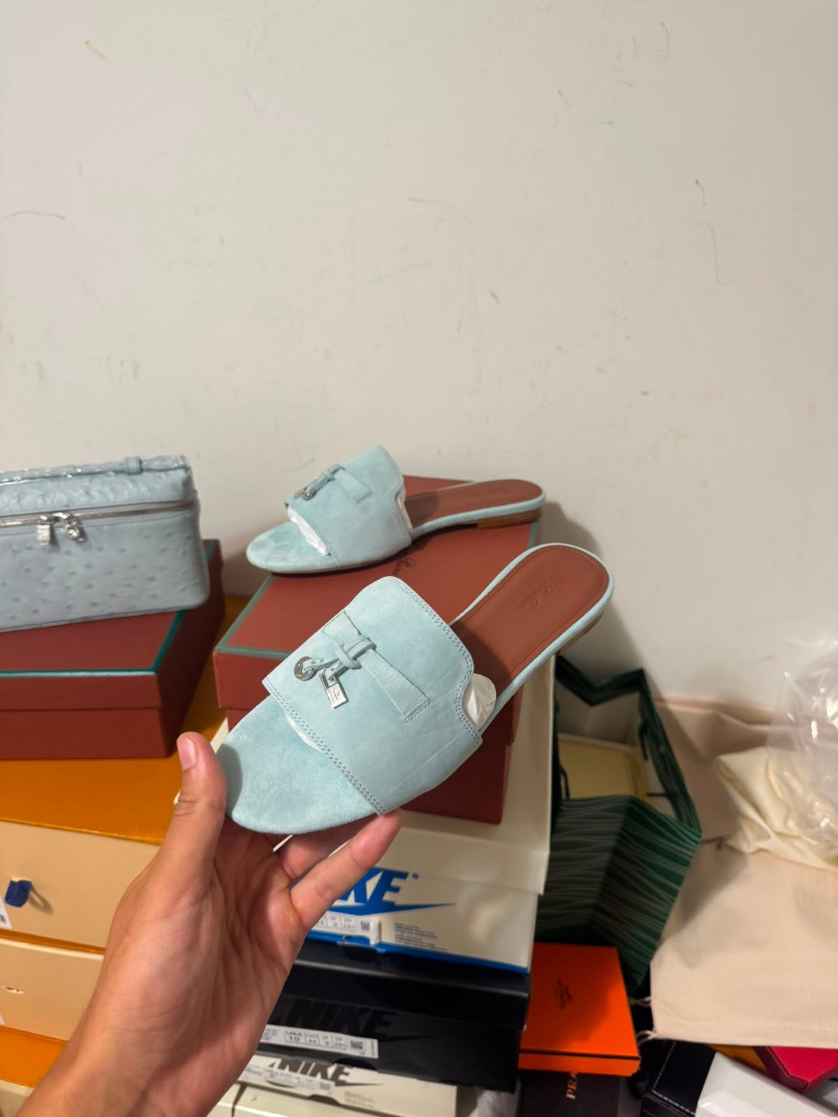 Loro Piana Suede Summer Charms sandal, Kleding | Dames, Schoenen, Ophalen of Verzenden, Nieuw