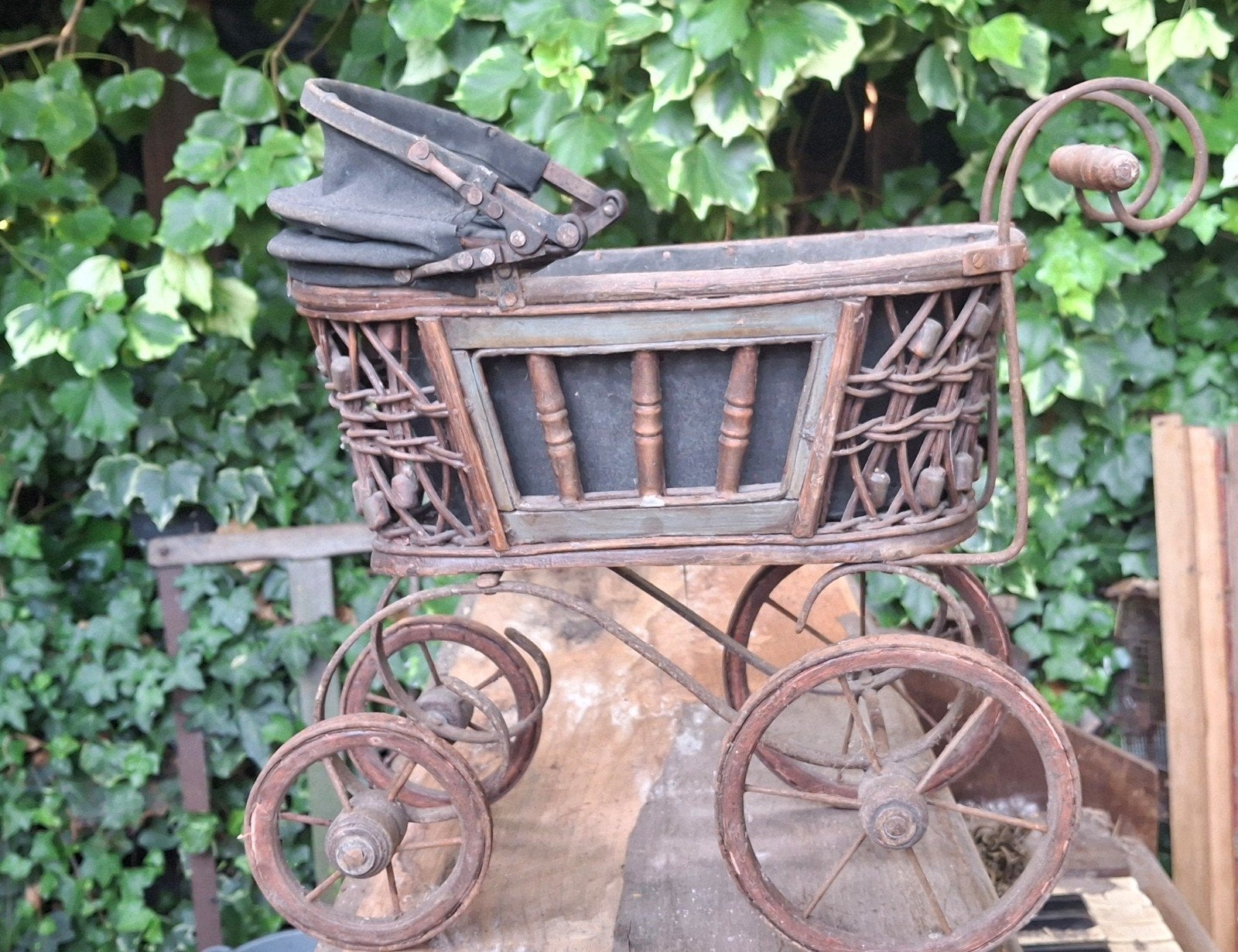 Antieke poppenwagen - decoratief en charmant, Antiek en Kunst, Ophalen of Verzenden