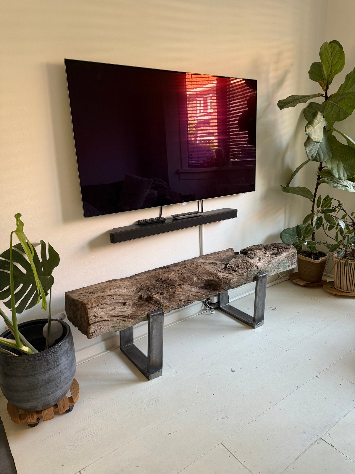 Robuuste oud houten bank tv meubel met metalen poten, Ophalen, 100 tot 150 cm, Zo goed als nieuw, Minder dan 100 cm