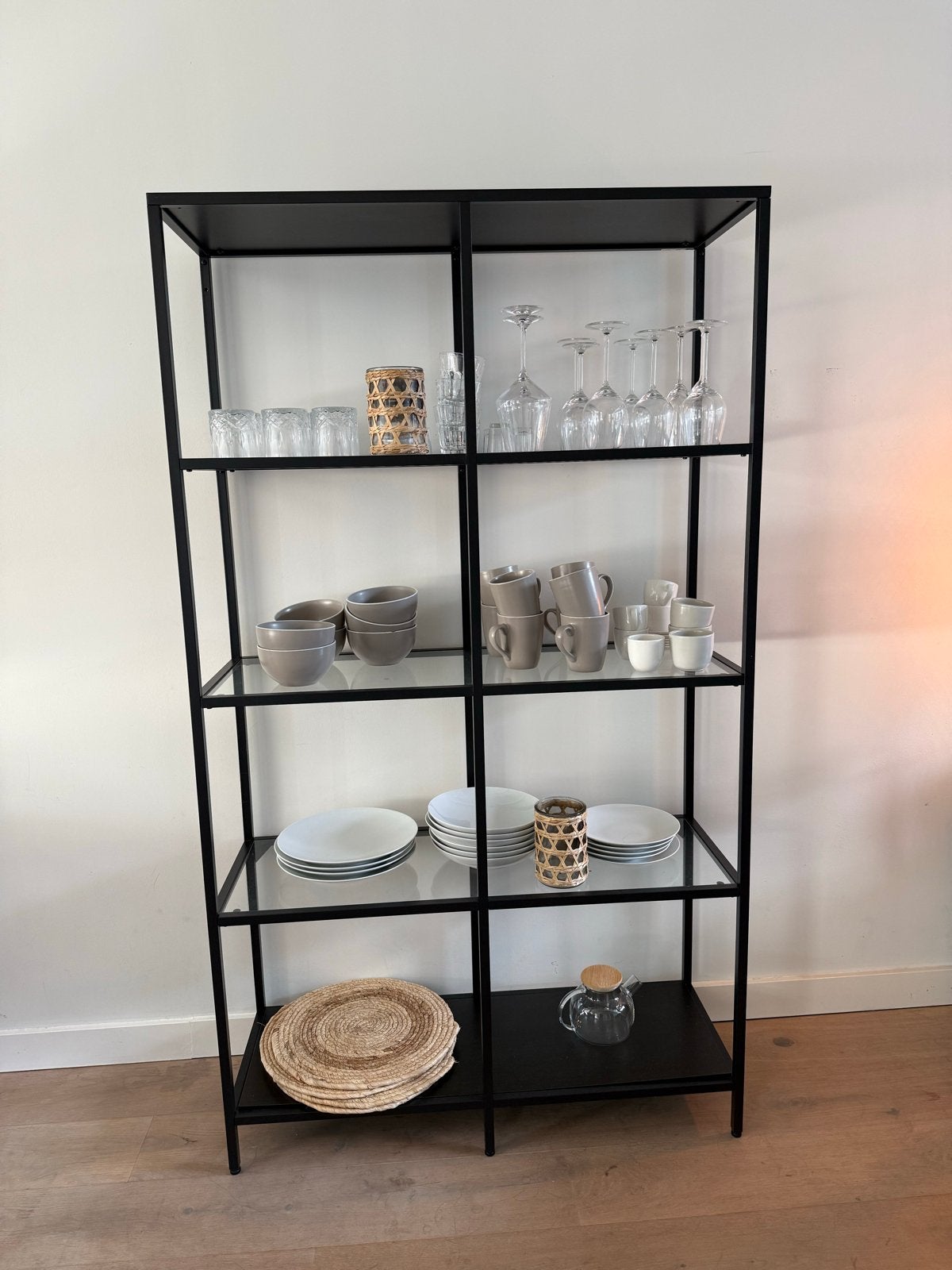 IKEA Etalagekast / Vitrinekast - Zwart met glazen planken, Ophalen, Met plank(en), Gebruikt, 200 cm of meer