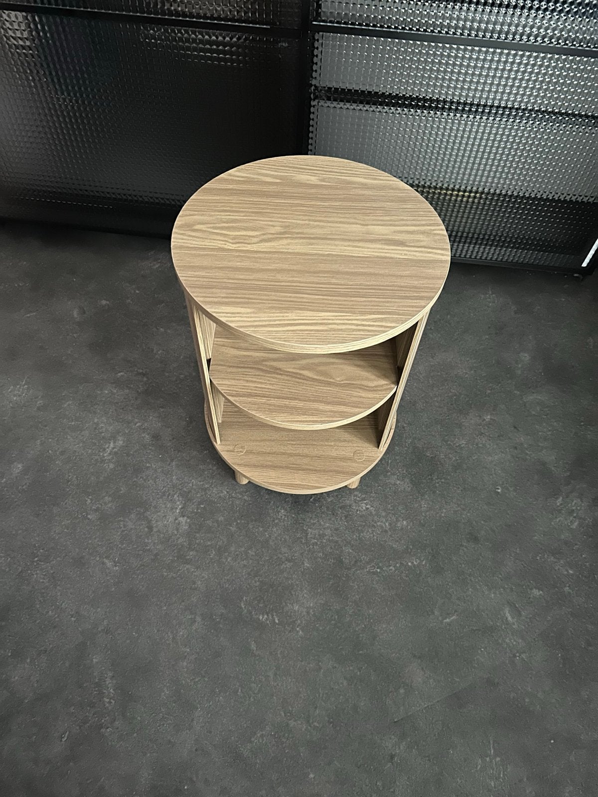 Ronde bijzettafel met opbergruimte - Houtlook, Huis en Inrichting, Tafels | Bijzettafels, Minder dan 55 cm, Rond, Zo goed als nieuw