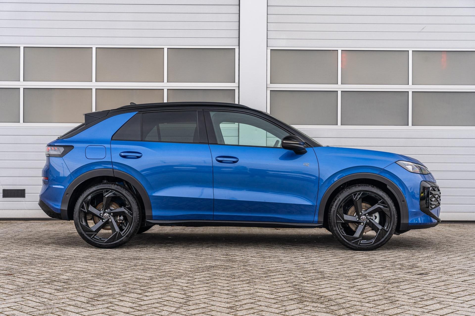 Volkswagen T-Roc 1.5 eTsi 150pk R-Line First Edition | Black, Auto's, Volkswagen, Stof, 1498 cc, 4 cilinders, Blauw