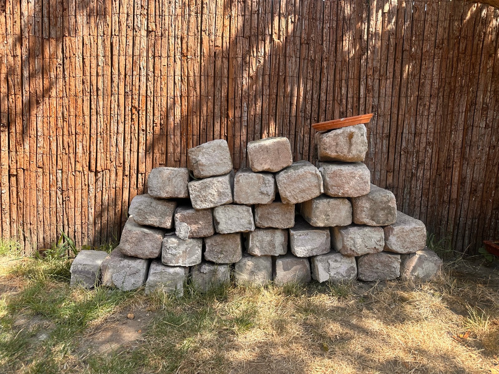 Gratis oude natuurstenen blokken 33x10x15 cm, Doe-het-zelf en Verbouw, Metselstenen, Ophalen, Gebruikt, Natuurstenen