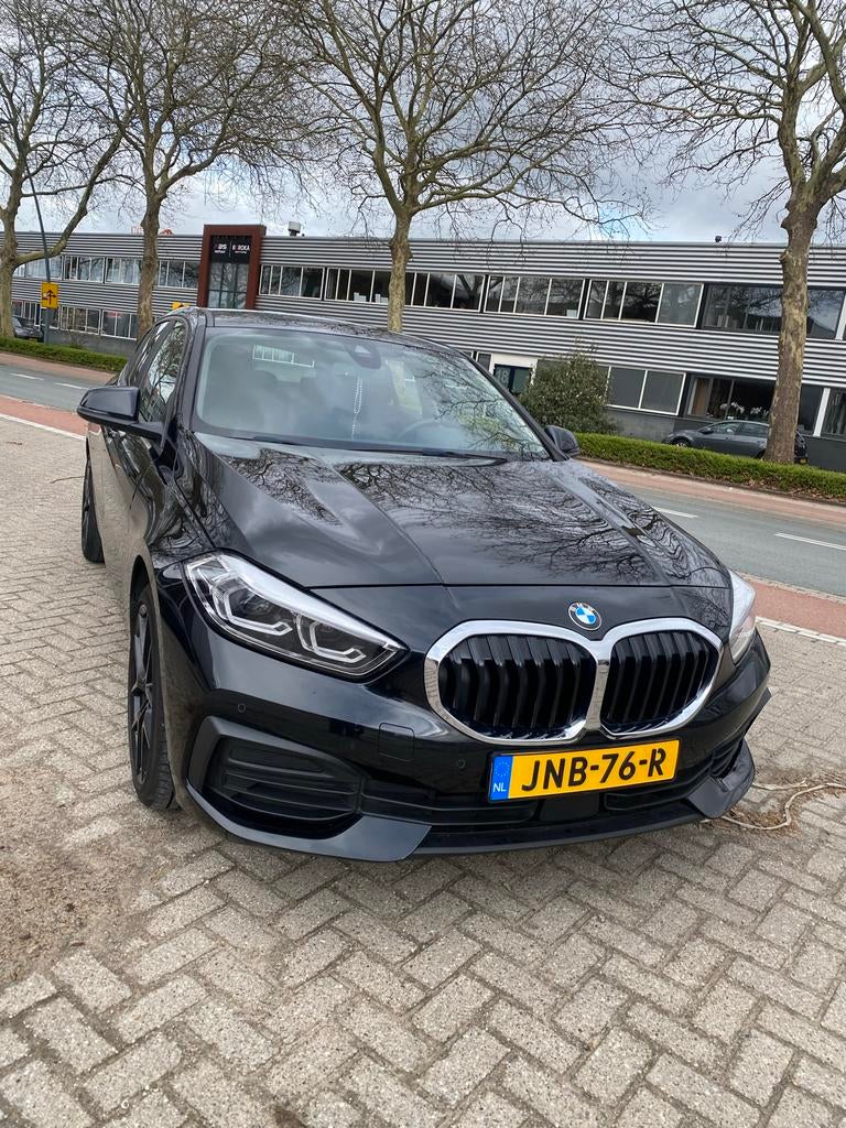 BMW 1-Serie 116i 109pk Aut 2021 Zwart, Auto's, Zwart, 108 pk, 3 cilinders, 1100 kg