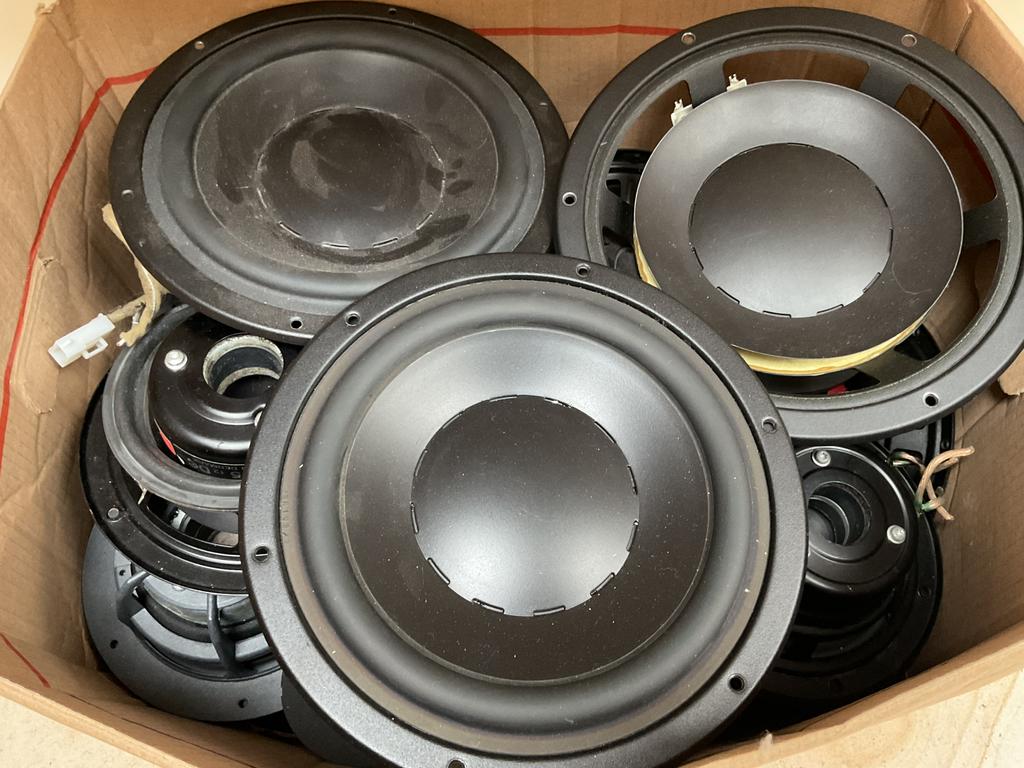 doos vol met defecte Dynaudio mids en woofers, Audio, Tv en Foto, Luidsprekers, Niet werkend, 120 watt of meer, Front, Rear of Stereo speakers