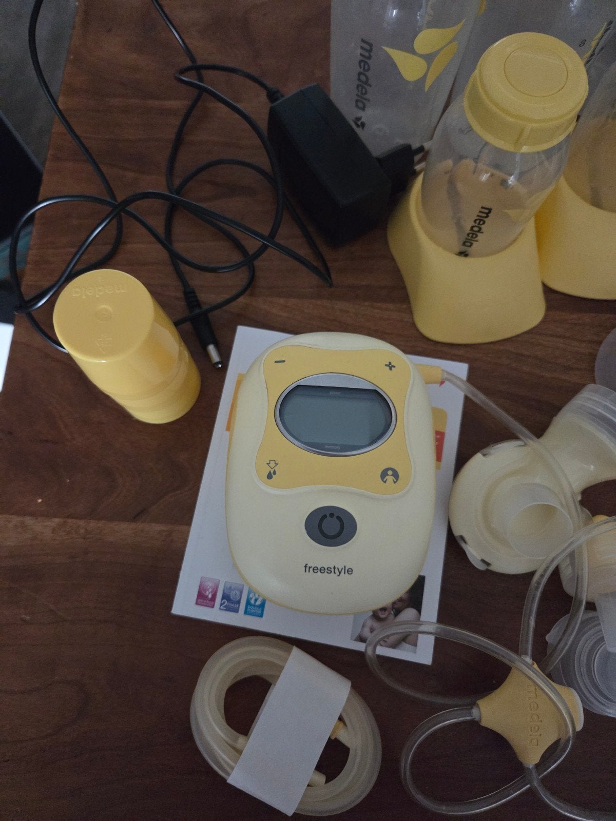 Medela Freestyle kolfapparaat met complete set accessoires, Gebruikt, Medela, Borstkolf, Ophalen of Verzenden