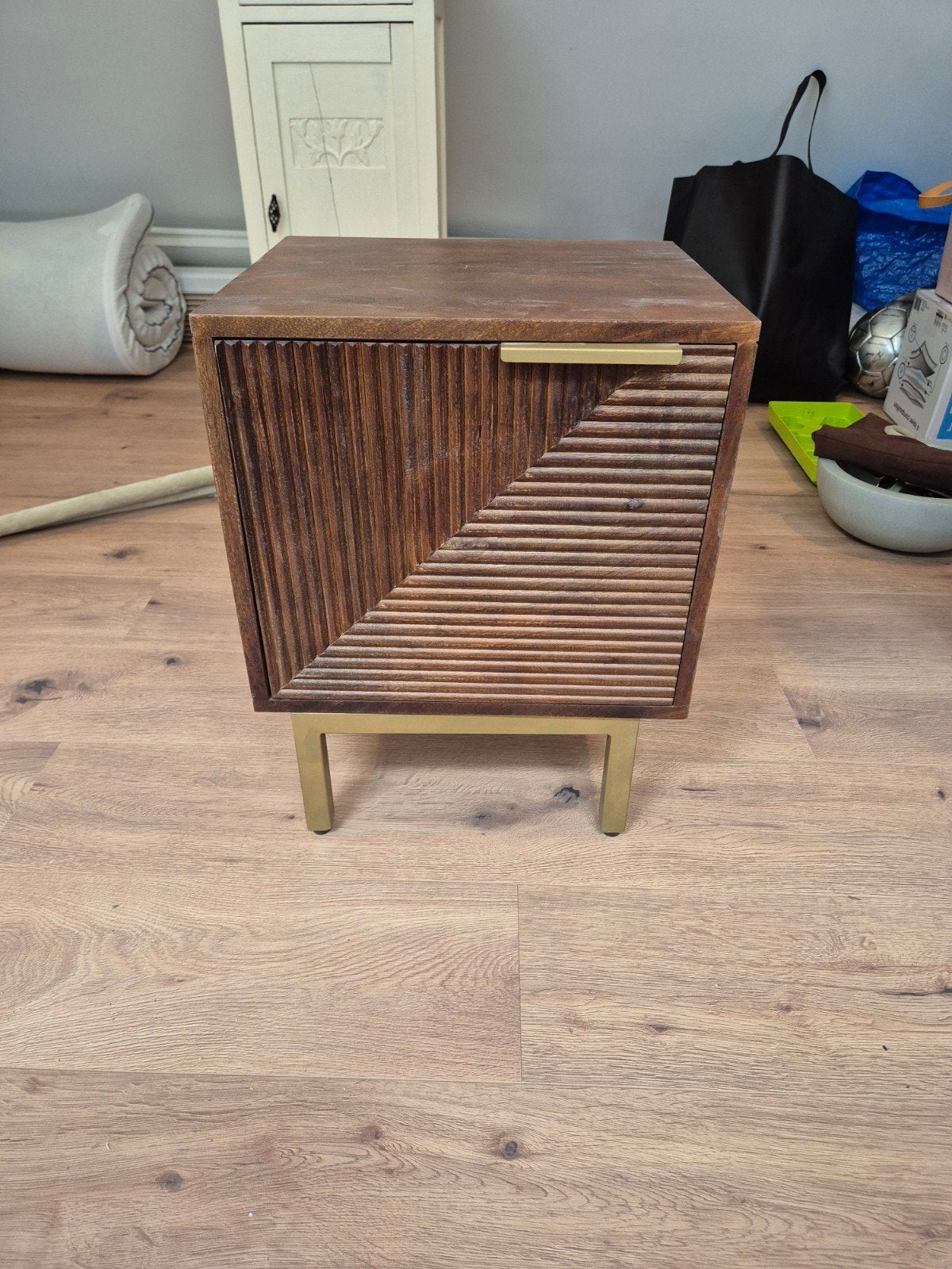 Houten nachtkastje/bijzettafel met gouden pootjes, Ophalen of Verzenden, Zo goed als nieuw