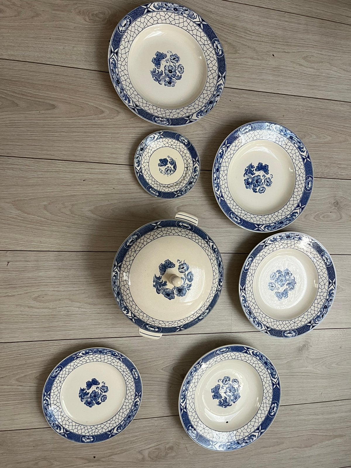 Butterfly van Regout, dekschaal en borden, blauw-wit decor, Huis en Inrichting, Keuken | Servies, Ophalen, Gebruikt, Keramiek