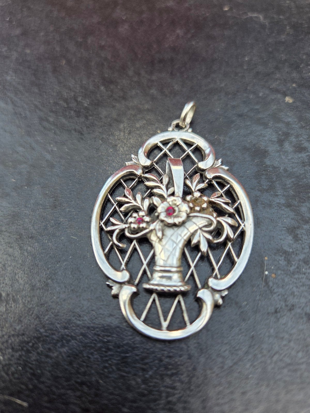 zilver hanger, bloemenmand en kleine rode steentjes, Ophalen, Zilver, Zilver